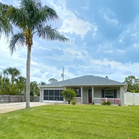 Newly Furnished, Solar Heated Pool, Game Room, 10 Mins from Beach