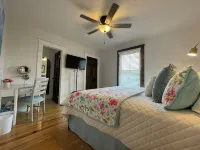 "Charming Cottage with Spacious Porch, Walking Distance to Top Attractions - บ้านพักหลังเล็ก