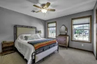 Charming Modern Victorian in the Village of EVL - Homestays