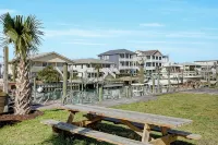 Steps to the Beach. Canal Front with New Dock. Clean, Cozy Getaway.