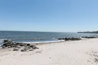 PRIVATE BEACH: ROYAL OCEANVIEW CASTLE @ CLINTON W/ 4 QUEENS 2 FULL - Beach
