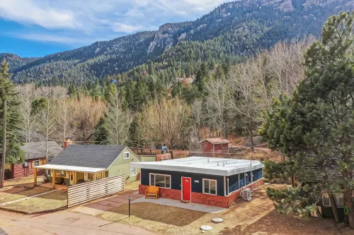 Creekside Pack Cabin with 360° Mountain Views - Chalets