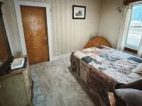 Vintage 4-bedroom house with WiFi in Schroon Lake Hotels in Schroon