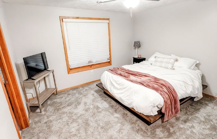 Creek Cabin - Clean and Charming 3-bedroom house in Prudenville with WiFi and AC