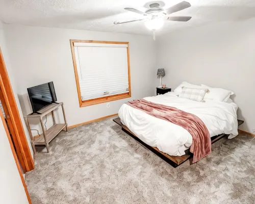Creek Cabin - Clean and Charming 3-bedroom house in Prudenville with WiFi and AC Hotels in Roscommon County