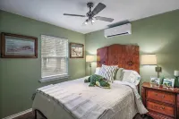 Gator Getaway - Charming 2-bedroom cottage with WiFi, AC in delightful Anahuac. - Wifi