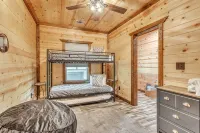 2024 Modern 3/2.5 cabin with Game Room, Hot tub Secluded Near downtown Ellijay - Chalets