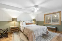 Lakeview Cabin > Unique Mid-Century Tucked in Bluff - Hytter