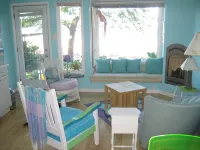 Waterfront cottage on the shores of Lake Erie. Beautiful lake front views! 에번스 호텔