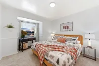 Spacious Home Near Ski Resort-3 Livingrooms, 2King Beds-2Gbfiber-Gameroom-HotTub