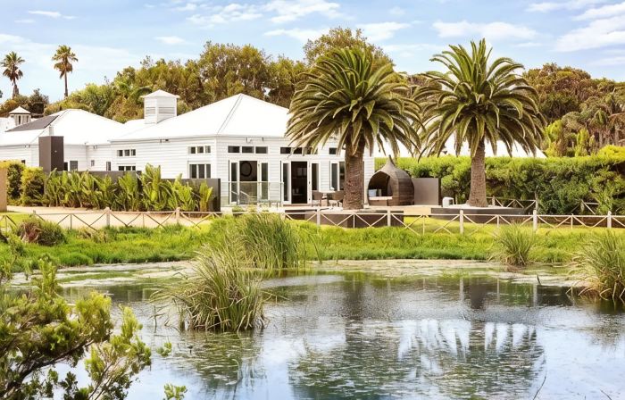 Luxurious Portsea Lakehouse | Walk to Beach, Cafés & Shops