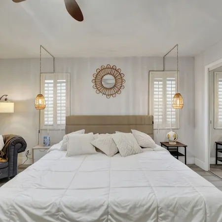Charming 3-bedroom lake house with hot tub and kayaks located near Dania Beach