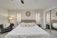 Charming 3-bedroom lake house with hot tub and kayaks located near Dania Beach