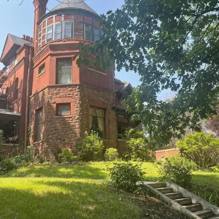 Historic Victorian - 2 queen size beds, with WiFi, AC, TV.