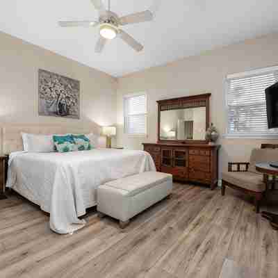 Three Bedroom w/Private Pool with golf cart in gated community Rooms