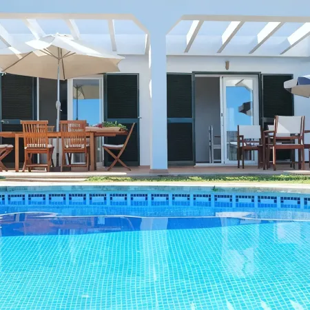 El Charrito. House with garden and pool overlooking the sea