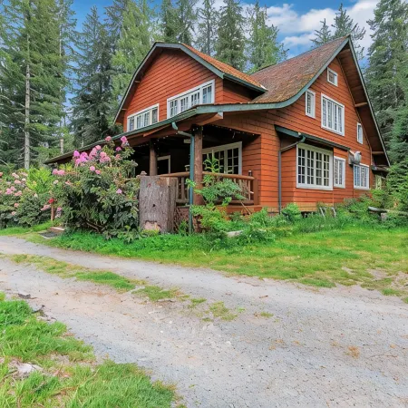 Large Lodge Near Nisqually Entrance, Sleeps 18