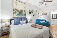 Near Hsu, Acu & Hendrick ~ Clean ~ Charming Cottage  ~ New Discounts ~ Pets - บังกะโล