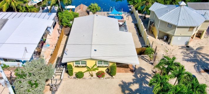 Pineapple Sea Shack: 60' Dock, Tiki Hut, Swim Spa, Kayaks, Paddleboards & Pets Các khách sạn ở Marathon
