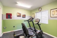 ~Red Rock Sanctuary w/Views~Pool~BBQ~Cozy~Clean~ - Gym