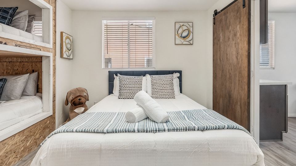 1BD Hot Tub Ocean VIew Sleeps 5 Large outdoor Deck and Parking