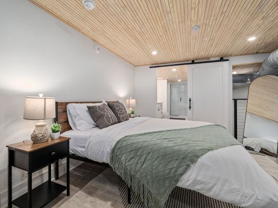 Urban Oasis DT Apartment Loft l Gym+Rooftop+Parking! Sleeps 4
