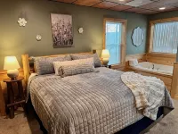 Newer Cabin, Sleeps 6, 2 King Suites, THEATER, Hot Tub, Resort Pool,1 mi to Pkwy - 小木屋