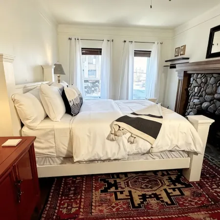 Penthouse 105-Heart of Downtown