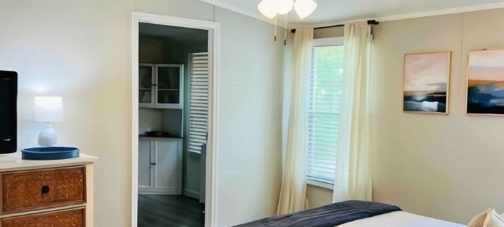 Three Little Birds Canal Cottage Hotels in Berkeley County