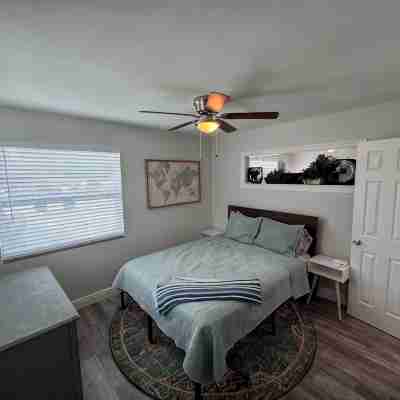 875 Oasis #4 Location! Rooms