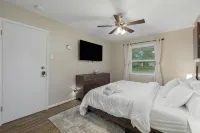 3-Bed Haven - 6 pple Hot tub, King bed, Pool & ping pong table, Grill, Fire pit - Parvekkeita