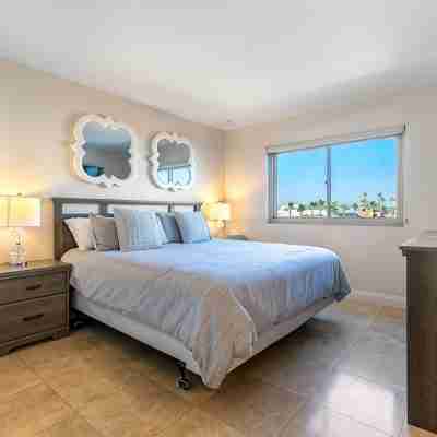 Located right on the Balboa Peninsula, few steps from the beach and the harbor. Rooms