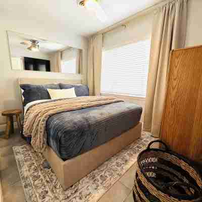 URBAN OASIS: Dog Friendly - Bungalow Retreat - Downtown Orlando Rooms