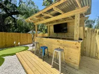 Completely renovated luxury home. Putt putt golf, bocce, etc.  Walk to downtown! - บังกะโล
