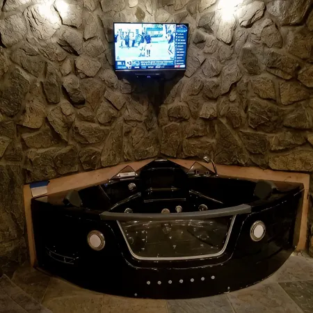 SPACIOUS LUXURY LODGE, 5 MIN TO SLOPES 2 FIREPLACES, POOLTABLE sleeps 16