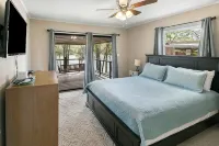 A Shore Thing - no steps to dock! Hot tub, fire pit ~ Sleeps 22 ~