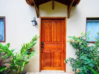3 min walk to surf, 3bedrooms, Villa, Pool, Steps to the Beach! Hotels in Dominical