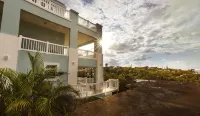 Sea Turtle Studio – Upscale Waterview Retreat, Stunning Sunrises & Full Kitchen!