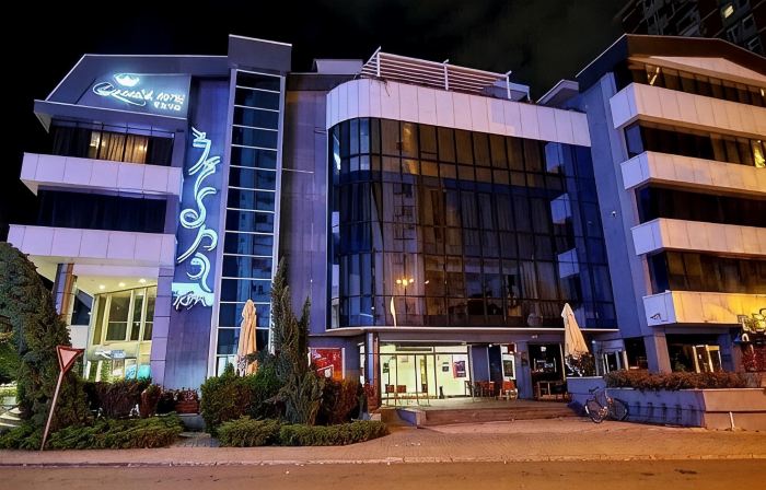 Queen's Hotel - Zebra Centre