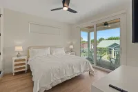 Sandcastle on 2nd - New Construction, Heated Pool, GOLF CART, Steps to Beach! - 4星級