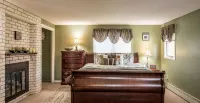 Quiet Suburban Home Minutes from Airport, Niagara Falls + all major attractions. - Wifi