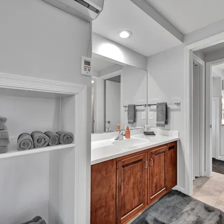 Quiet, private apartment on a 160-year-old farm. Attractions within 5 miles.