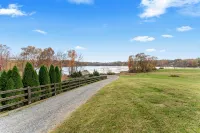 Lake access w/hot tub, game room,boat slip, kayaks & more - 4 tähden