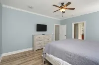 Poolside Haven! Book Your 2026 Vacation Now!  6 Bedroom, 3.5 Bath, Sleeps16 - Jacuzzi