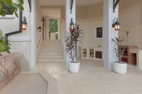 Beautiful Mediterranean-Style Penthouse with an Ocean View Balcony - Apartments