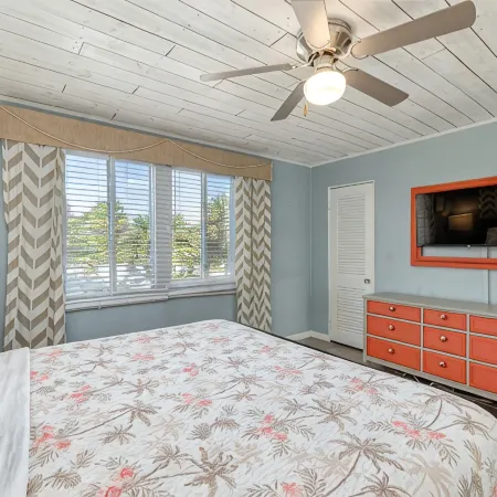 Beautiful downtown Melbourne Beach renovated apartment one block from the beach!