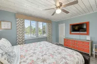 Beautiful downtown Melbourne Beach renovated apartment one block from the beach!