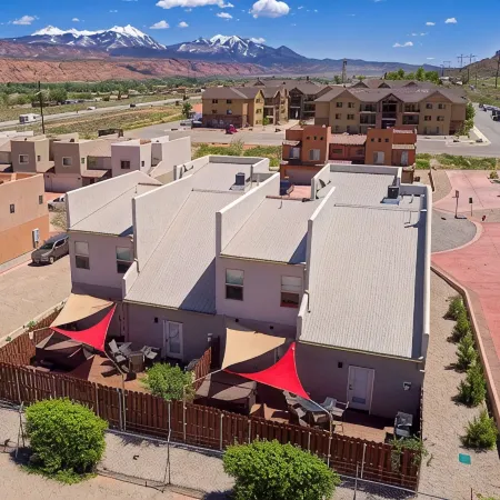 DW7 Spacious Cowboy-Themed Condo near Arches National Park With Hot Tub!