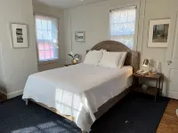 Historic Downtown Garden Oasis with Private Patio - Wifi