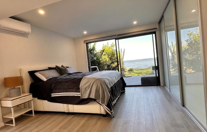 Perfect Retreat Absolute waterfront, Stunning View and Direct Access to water.